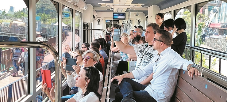 7-2 해운대블루라인파크 해변열차 내 외국인 관광객들